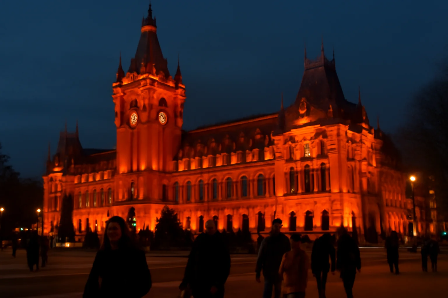 Iași: clădiri iluminate în portocaliu de Ziua Mondială a Luptei Împotriva Cancerului
