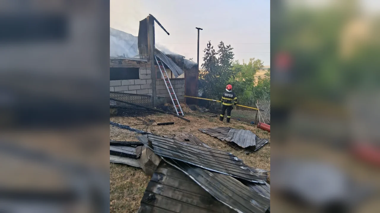 Incendiu la anexă în Scoposeni (Gorban): furaje, cherestea și acoperiș arse